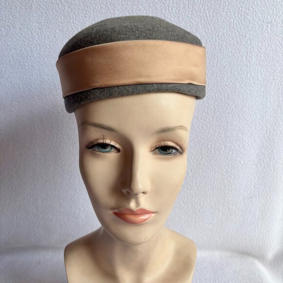 1950s 1960s Gray Wool Pillbox with Pink Ribbon Band - Picture 2 of 9